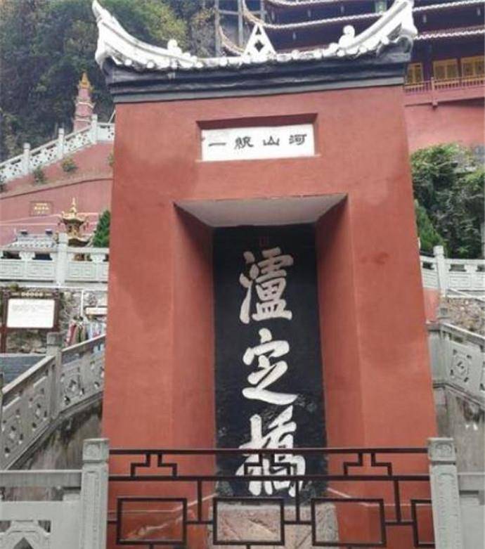 300年前，古人如何在一年时间内，将40吨铁链安在大渡河上？